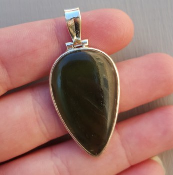 Zilveren hanger gezet met druppelvormige groene Jade