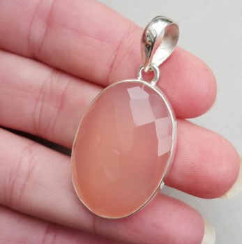 Zilveren hanger gezet met ovale facet geslepen roze Chalcedoon