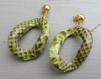 Goud vergulde oorbellen met wavy groene slangenleer hanger