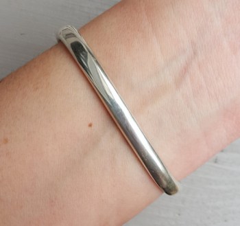 Zilveren slavenarmband gezet met facet geslepen Ioliet