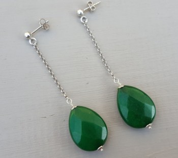 Zilveren oorbellen met Emerald groene Jade briolet