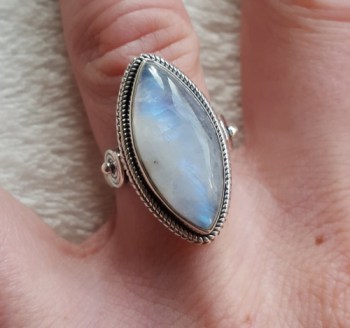 Zilveren ring gezet met marquise regenboog Maansteen 16.5