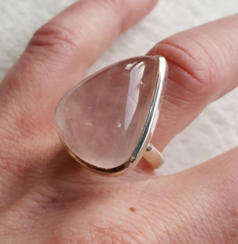 Zilveren ring gezet met druppelvormige cabochon Rozenkwarts 17.3