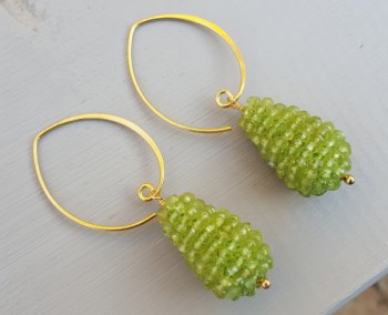 Goud vergulde oorbellen met druppel van Peridot