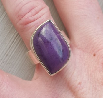 Zilveren ring gezet met Sugiliet 17.3 mm