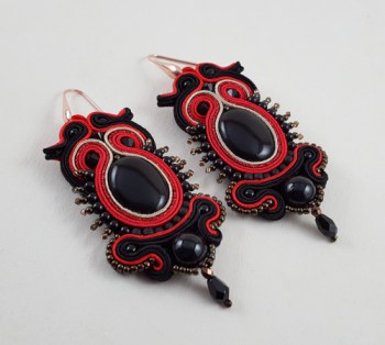Rosé vergulde oorbellen met rood met zwarte handgemaakte hanger