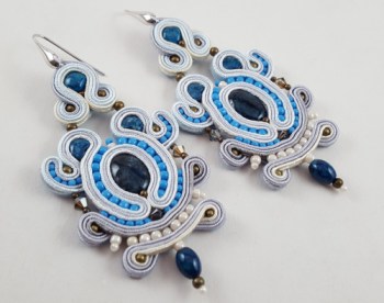 Zilveren oorbellen met wit met blauwe handgemaakte hanger