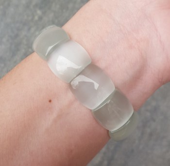 Brede witte Kattenoog strech armband