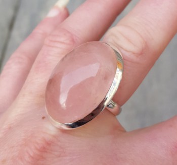 Zilveren ring gezet met grote ovale cabochon Rozenkwarts 19.3 mm
