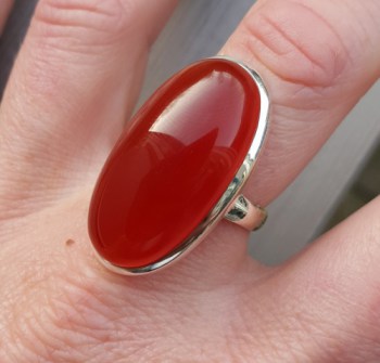 Zilveren ring gezet met smalle ovale cabochon Carneool 19 mm