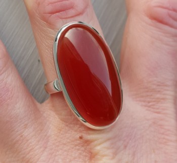 Zilveren ring gezet met smalle ovale cabochon Carneool 19 mm