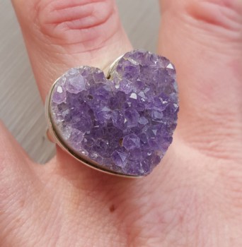 Zilveren ring gezet met hart van ruwe Amethist 18 mm