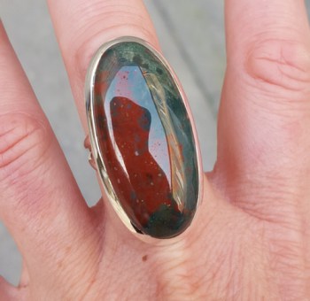 Zilveren ring gezet met smalle ovale Bloedsteen 18 mm
