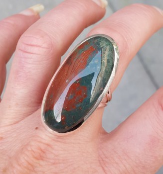 Zilveren ring gezet met smalle ovale Bloedsteen 18 mm