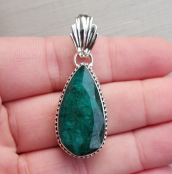 Zilveren hanger druppelvormige Emerald gezet in bewerkte setting