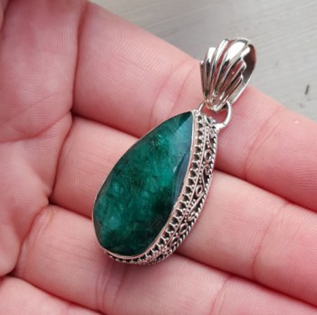 Zilveren hanger druppelvormige Emerald gezet in bewerkte setting