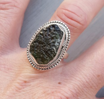 Zilveren ring gezet met ruwe Moldaviet maat 17.3 mm
