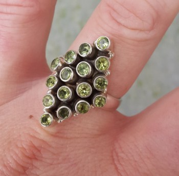 Zilveren ring gezet met Peridot maat 19 mm