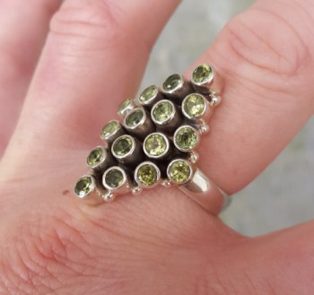 Zilveren ring gezet met Peridot maat 19 mm