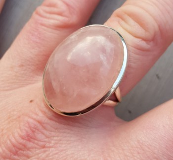 Zilveren ring gezet met brede ovale Rozenkwarts 20 mm