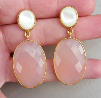 Goud vergulde oorbellen met roze Chalcedoon en Parelmoer