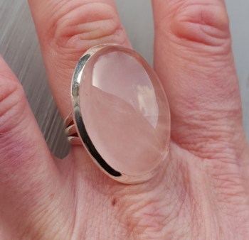 Zilveren ring gezet met brede ovale cabochon Rozenkwarts 18 mm