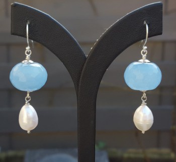 Zilveren oorbellen met licht blauwe Jade en zoetwater Parel
