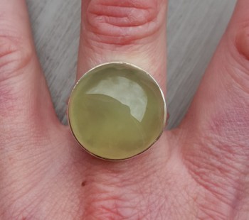 Zilveren ring gezet met ronde cabochon Prehniet 18.5 mm