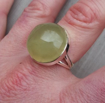 Zilveren ring gezet met ronde cabochon Prehniet 18.5 mm