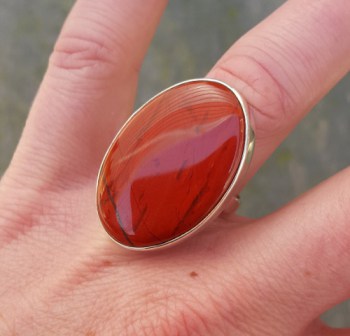 Zilveren ring gezet met brede ovale rode Jaspis 17.5 mm