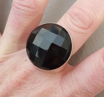 Zilveren ring gezet met ronde facet zwarte Onyx 18 mm