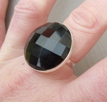 Zilveren ring gezet met ronde facet zwarte Onyx 18 mm