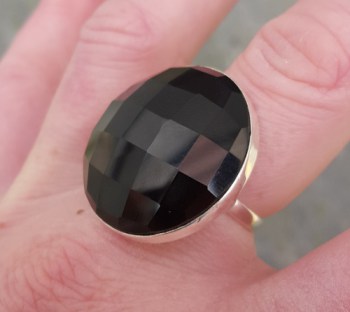 Zilveren ring gezet met ronde facet zwarte Onyx 18 mm