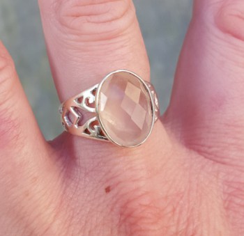 Zilveren ring gezet met ovale facet Rozenkwarts 18.5 mm