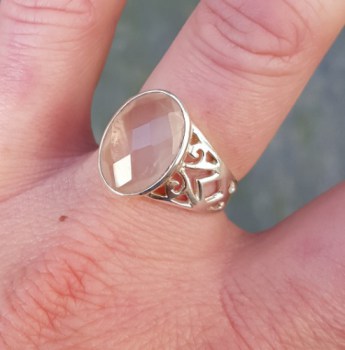 Zilveren ring gezet met ovale facet Rozenkwarts 18.5 mm