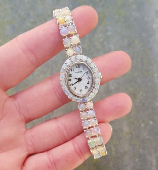 Zilveren horloge gezet met ronde cabochon Ethiopische Opalen