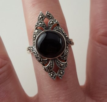 Zilveren ring gezet met ronde cabochon Onyx en Markasiet 18.5 mm