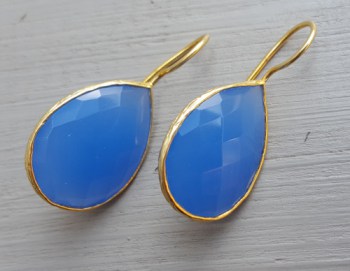 Vergulde oorbellen blauw Chalcedoon gezet in gehamerde setting