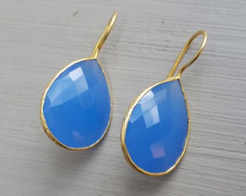 Vergulde oorbellen blauw Chalcedoon gezet in gehamerde setting