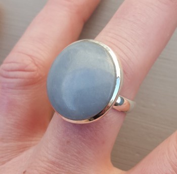 Zilveren ring gezet met ronde Angeliet maat 18.5 mm