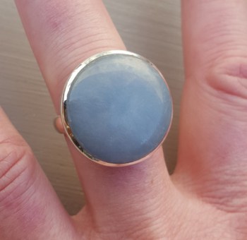 Zilveren ring gezet met ronde Angeliet maat 18.5 mm