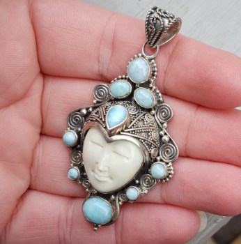 Zilveren hanger met gezicht en gezet met Larimar