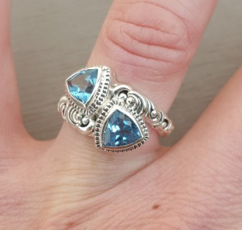 Zilveren ring gezet met twee blauwe Topazen 16.5 mm