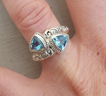 Zilveren ring gezet met twee blauwe Topazen 16.5 mm