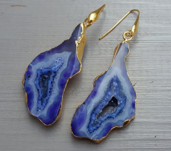 Goud vergulde oorbellen met paars / blauwe druzy Agaat