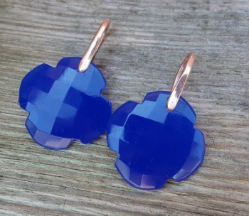 Oorbellen met klaver van kobalt blauw Chalcedoon