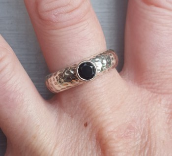 Zilveren ring gezet met ronde facet Onyx 19 mm