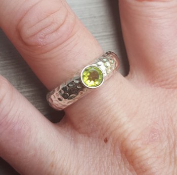 Zilveren ring gezet met ronde facet Peridot 19 mm