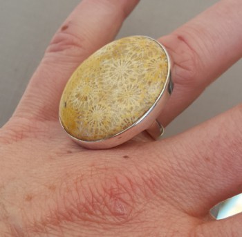 Zilveren ring gezet met Fossiel Koraal 17 mm