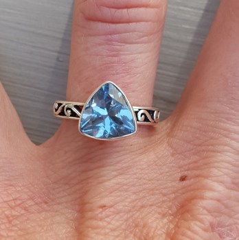 Zilveren ring met driehoekige blauwe Topaas 16.5 mm